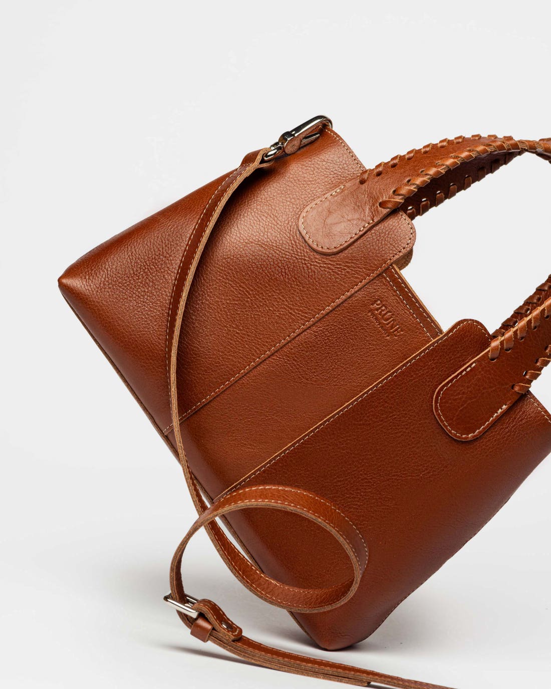 Cartera de mano The Braided en cuero vegetal liso