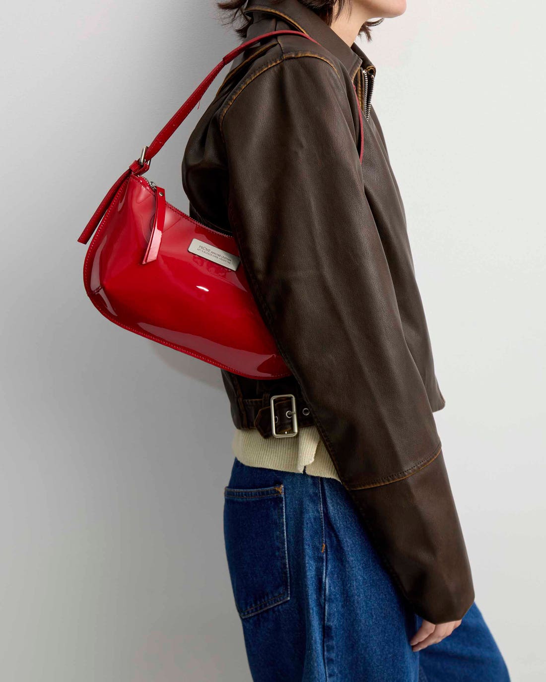 Cartera al hombro Mia en cuero charol