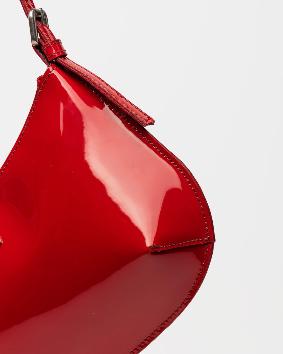 Cartera al hombro Mia en cuero charol