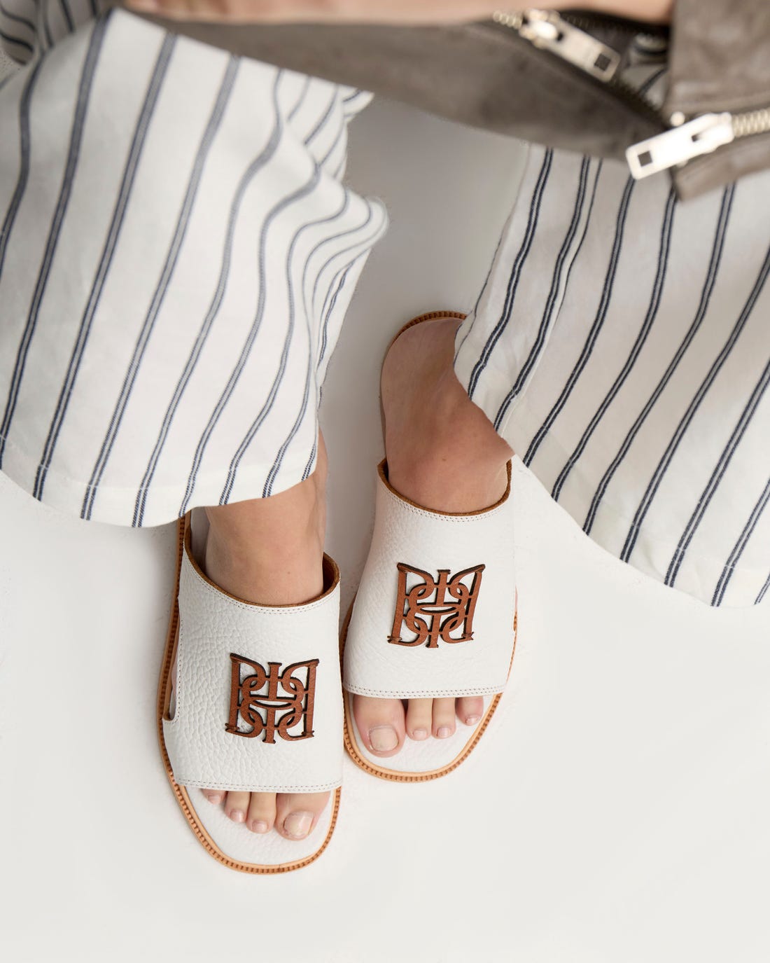 Flat Monogram en cuero graneado